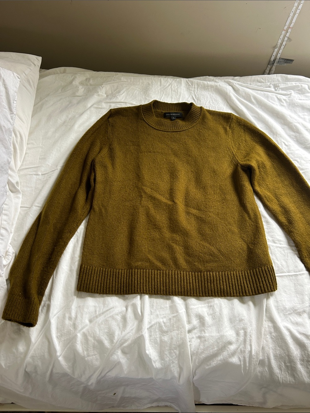 Banana Republic woman’s Crewneck Sweater in Mustard Olive
